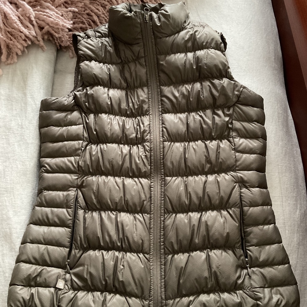 Athleta lightweight quilted vest in green size M